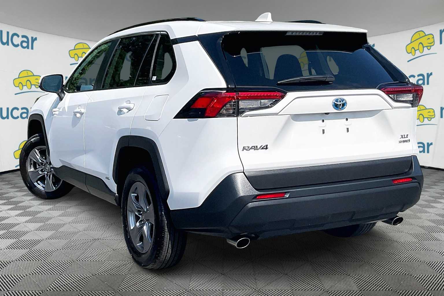 2024 Toyota RAV4 Hybrid XLE - Photo 4
