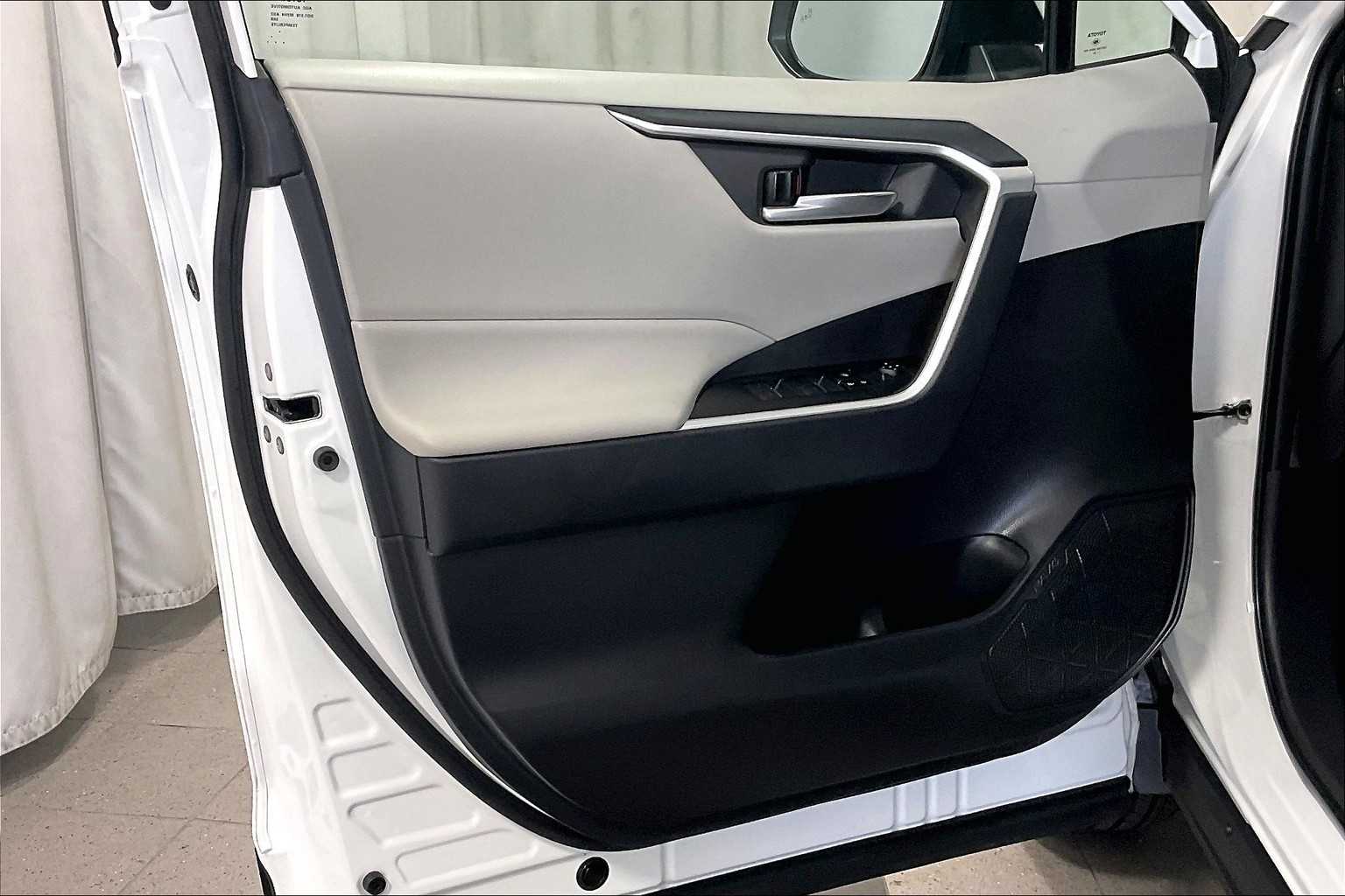 2024 Toyota RAV4 Hybrid XLE - Photo 9