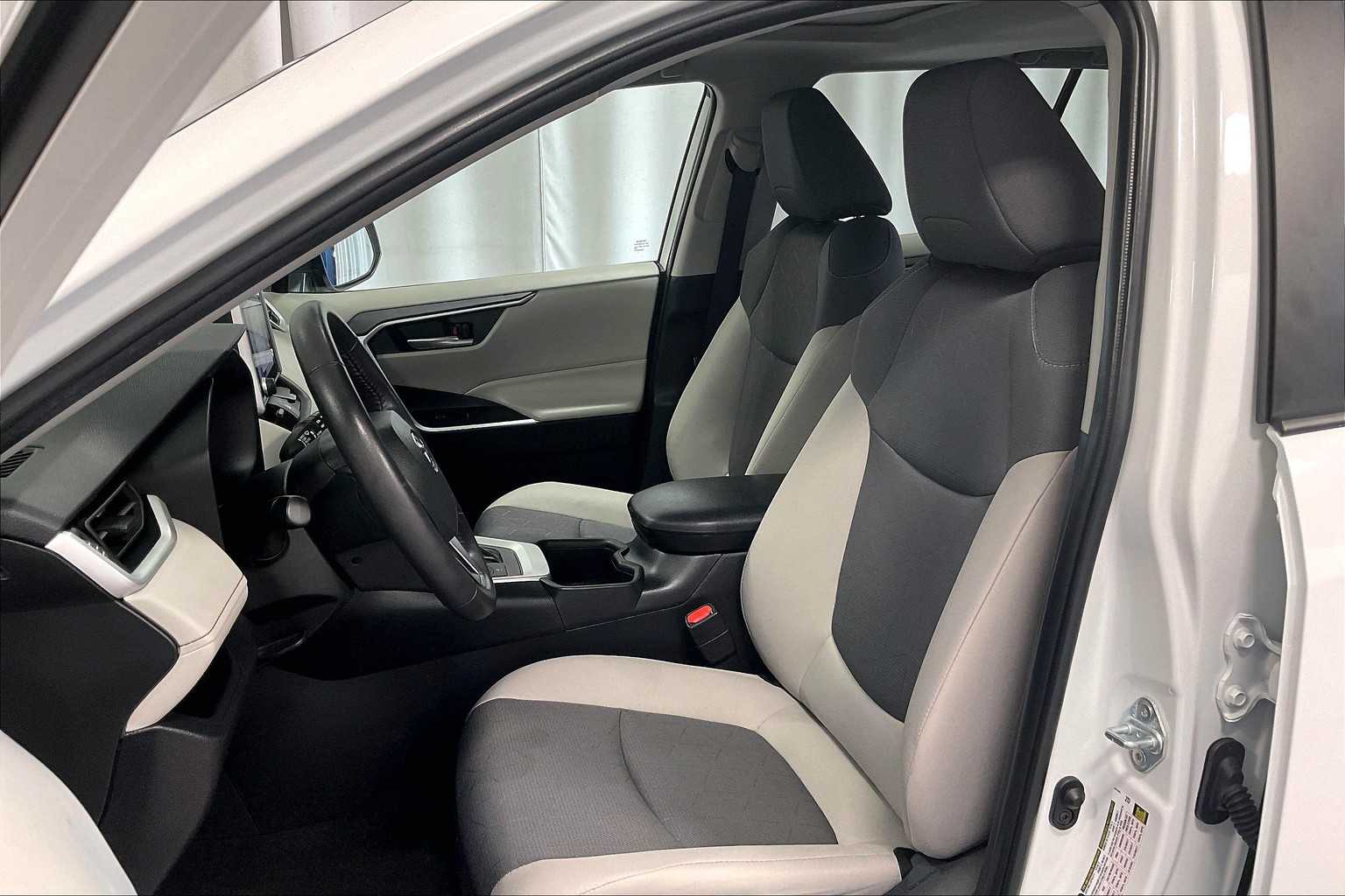 2024 Toyota RAV4 Hybrid XLE - Photo 10