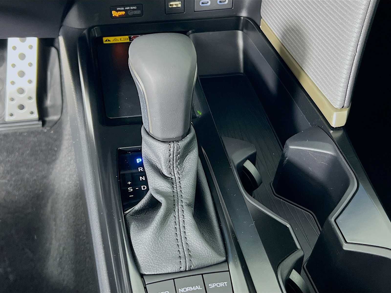 2025 Toyota Camry SE - Photo 11