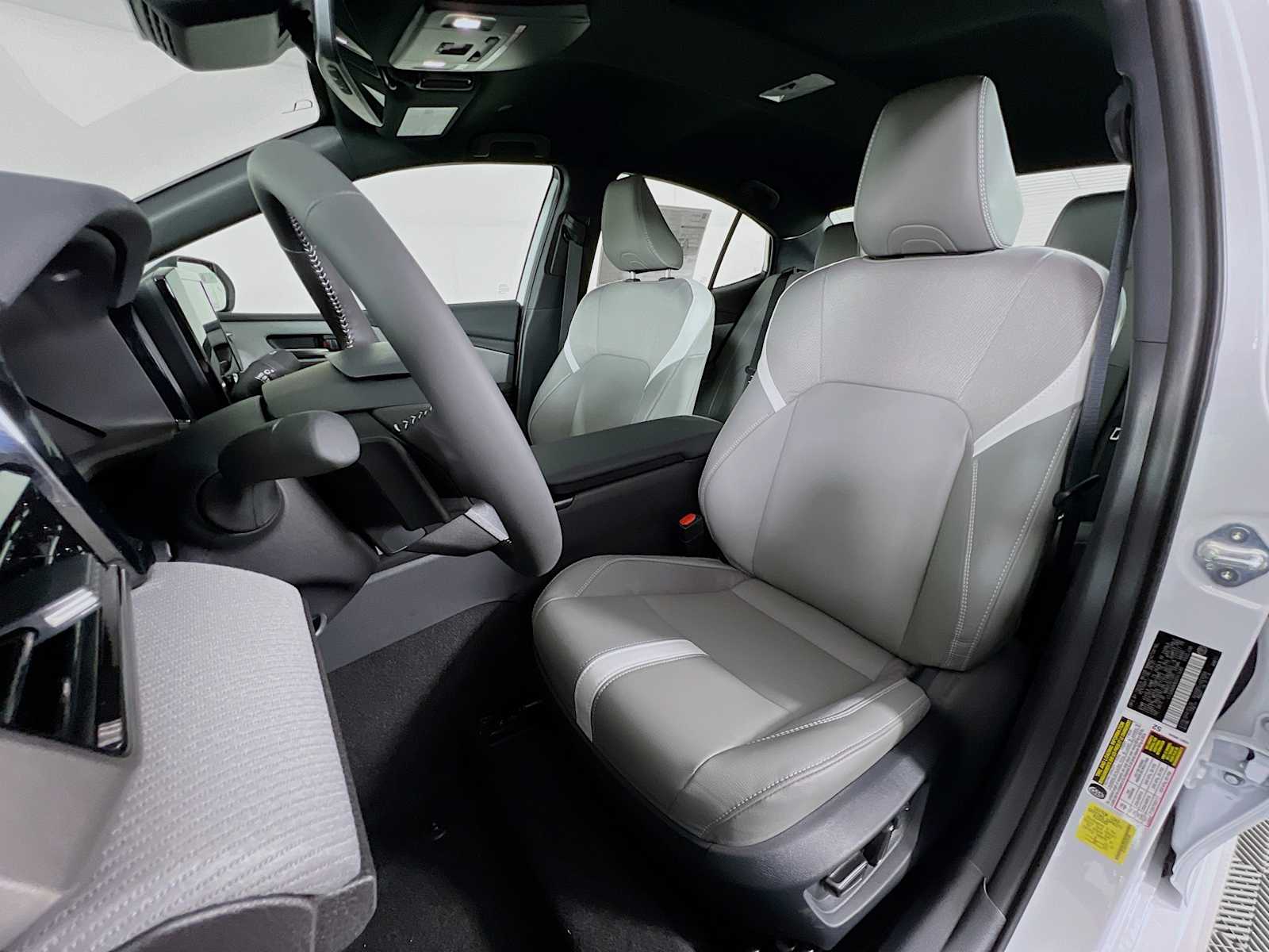 2025 Toyota Camry SE - Photo 12