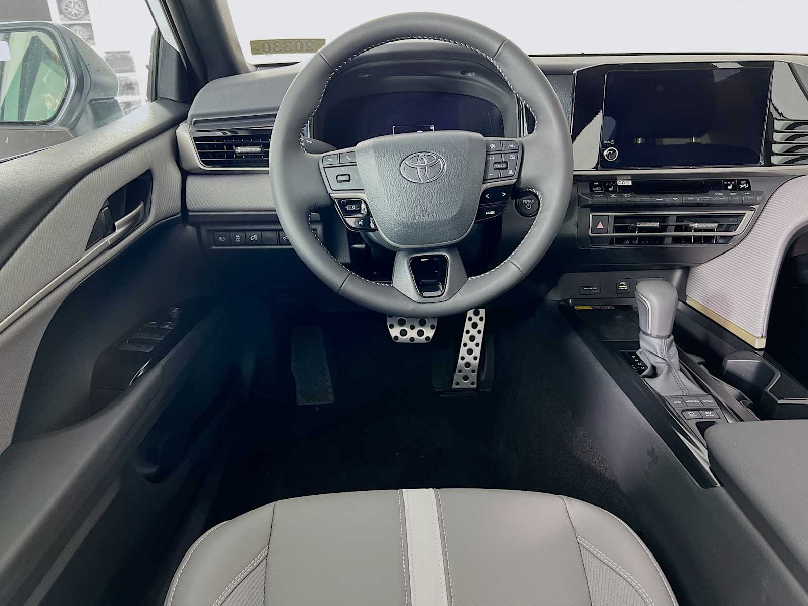 2025 Toyota Camry SE - Photo 15