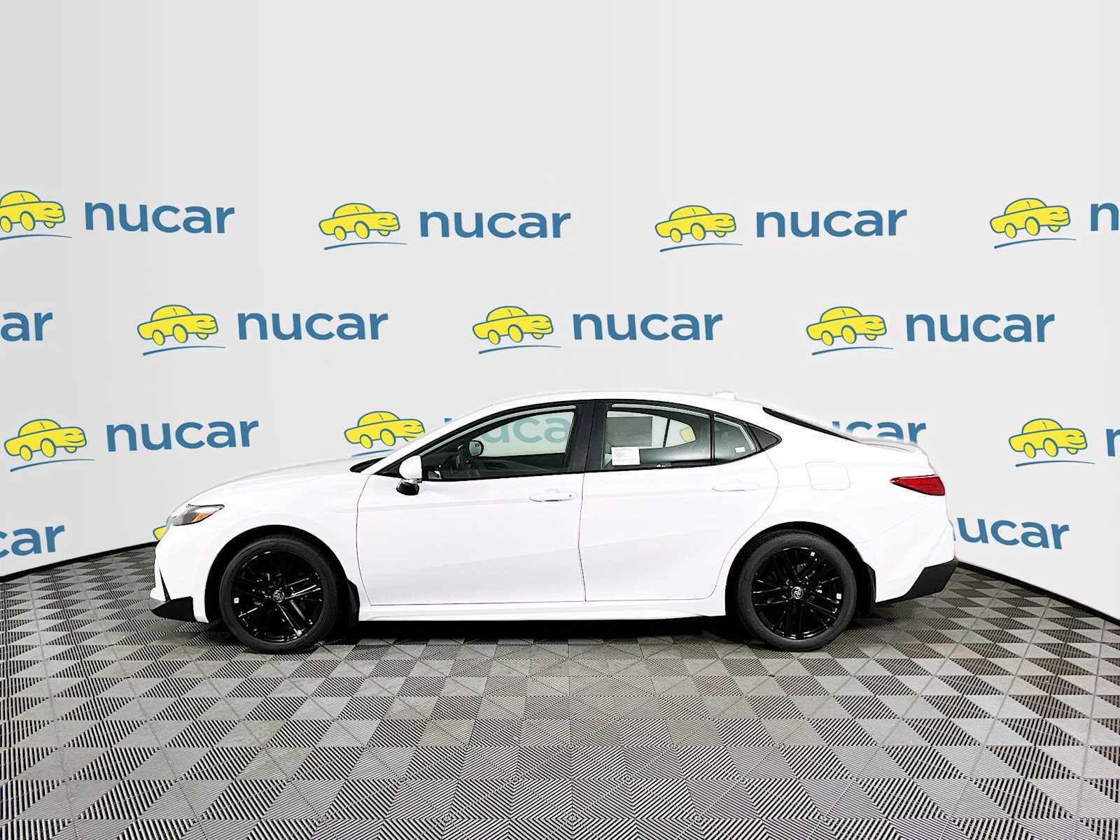 2025 Toyota Camry SE - Photo 3