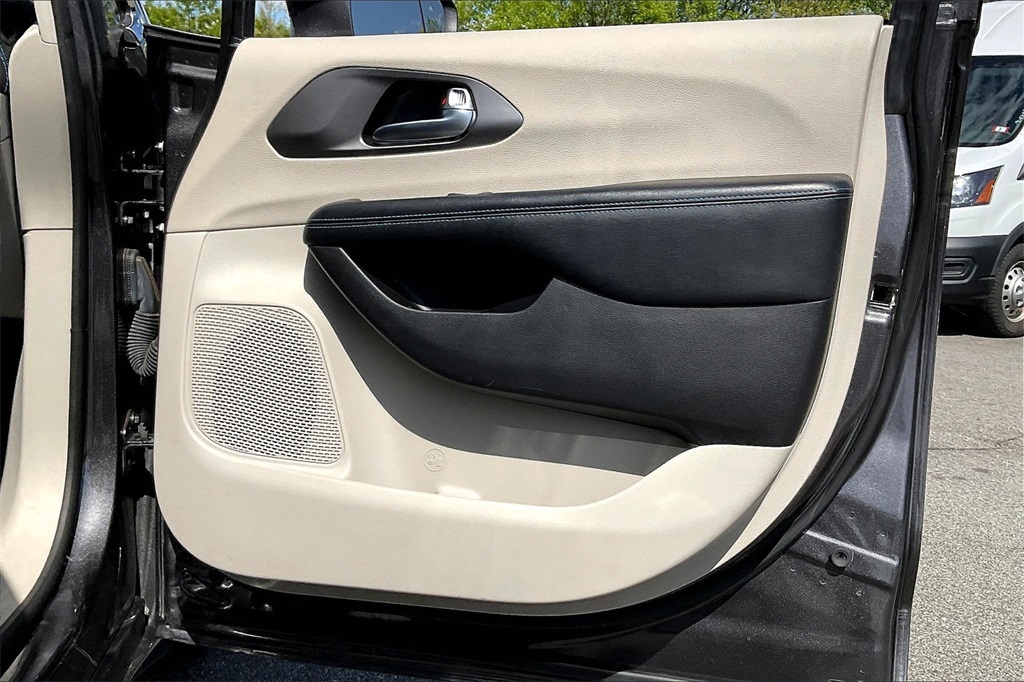 2021 Chrysler Pacifica Hybrid Touring L - Photo 11