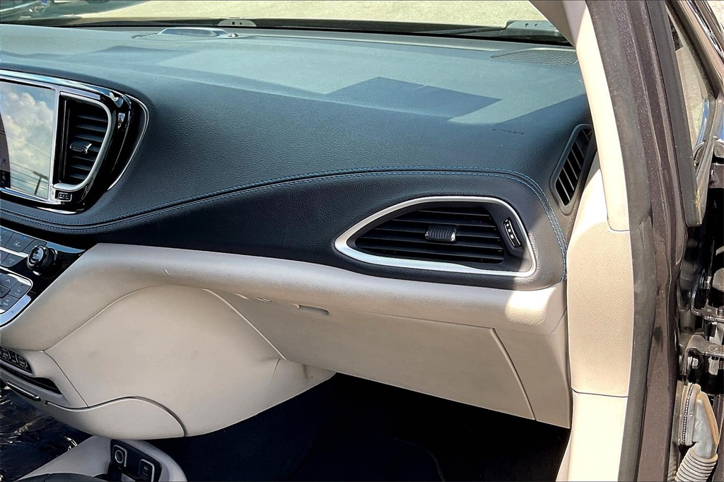 2021 Chrysler Pacifica Hybrid Touring L - Photo 12