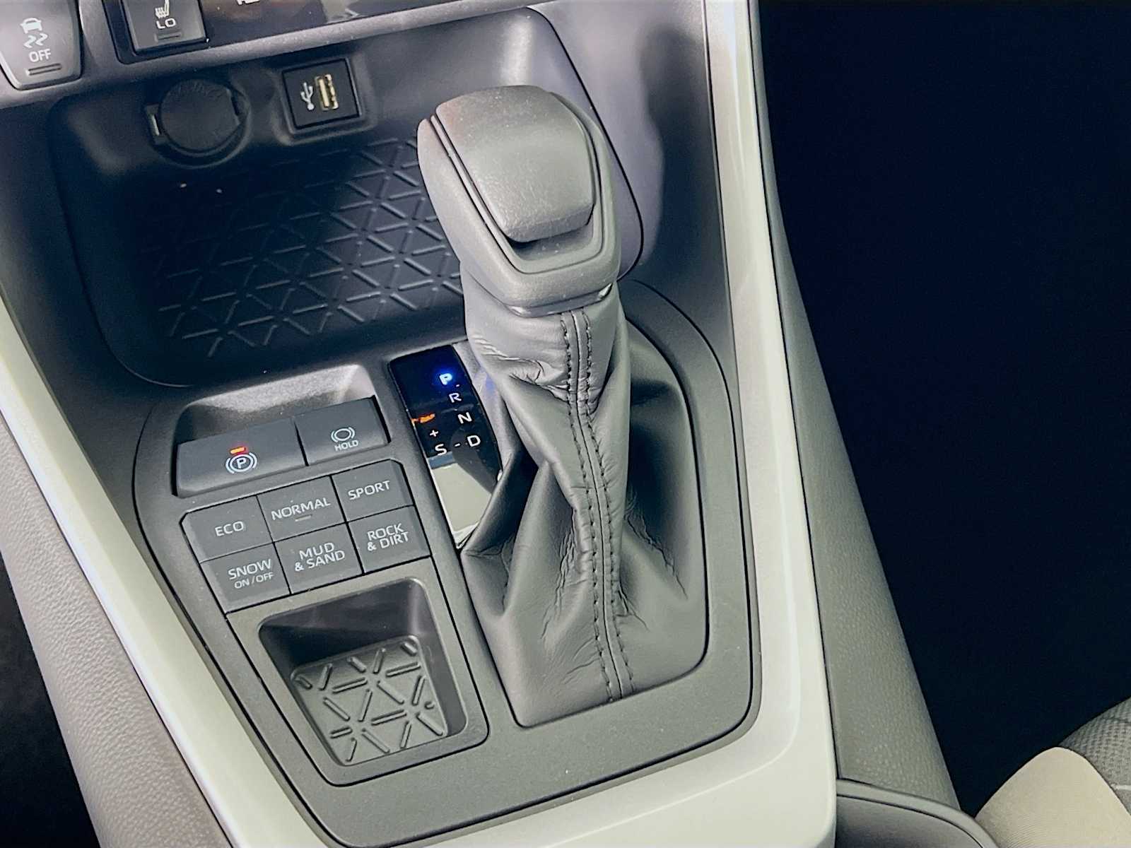 2025 Toyota RAV4 XLE - Photo 11