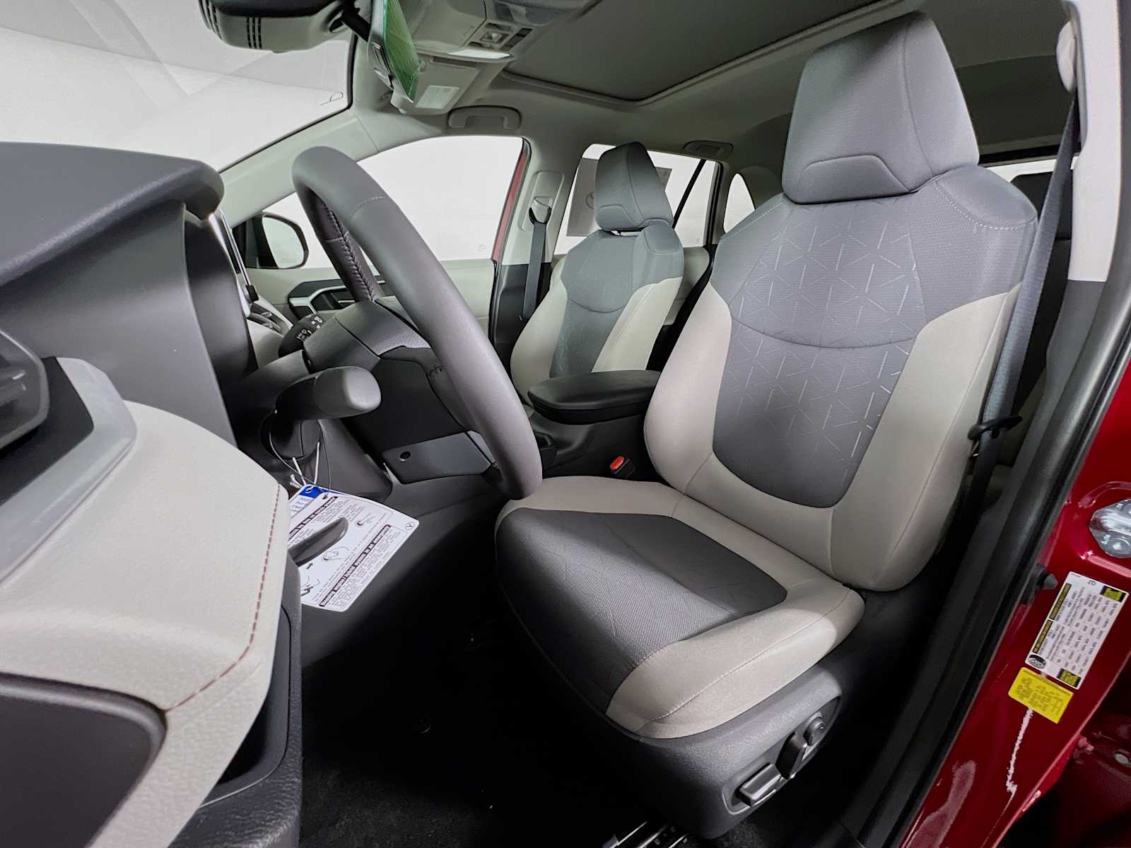 2025 Toyota RAV4 XLE - Photo 12