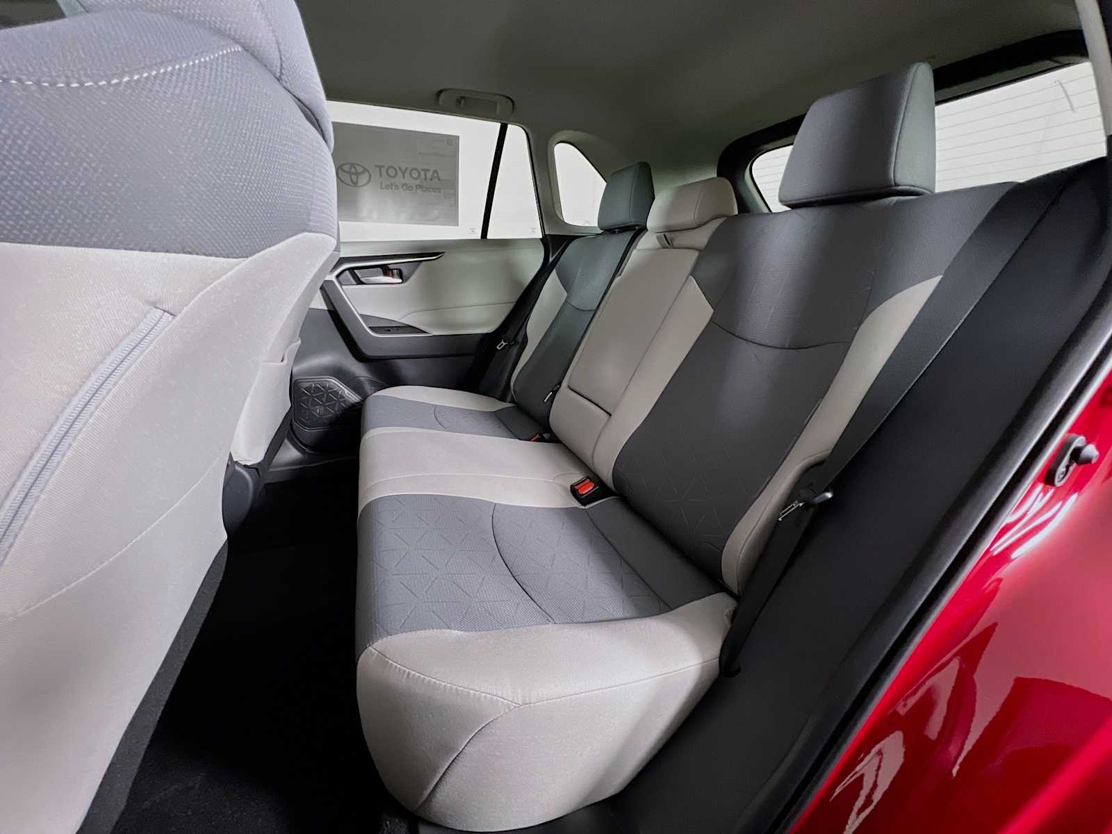 2025 Toyota RAV4 XLE - Photo 13