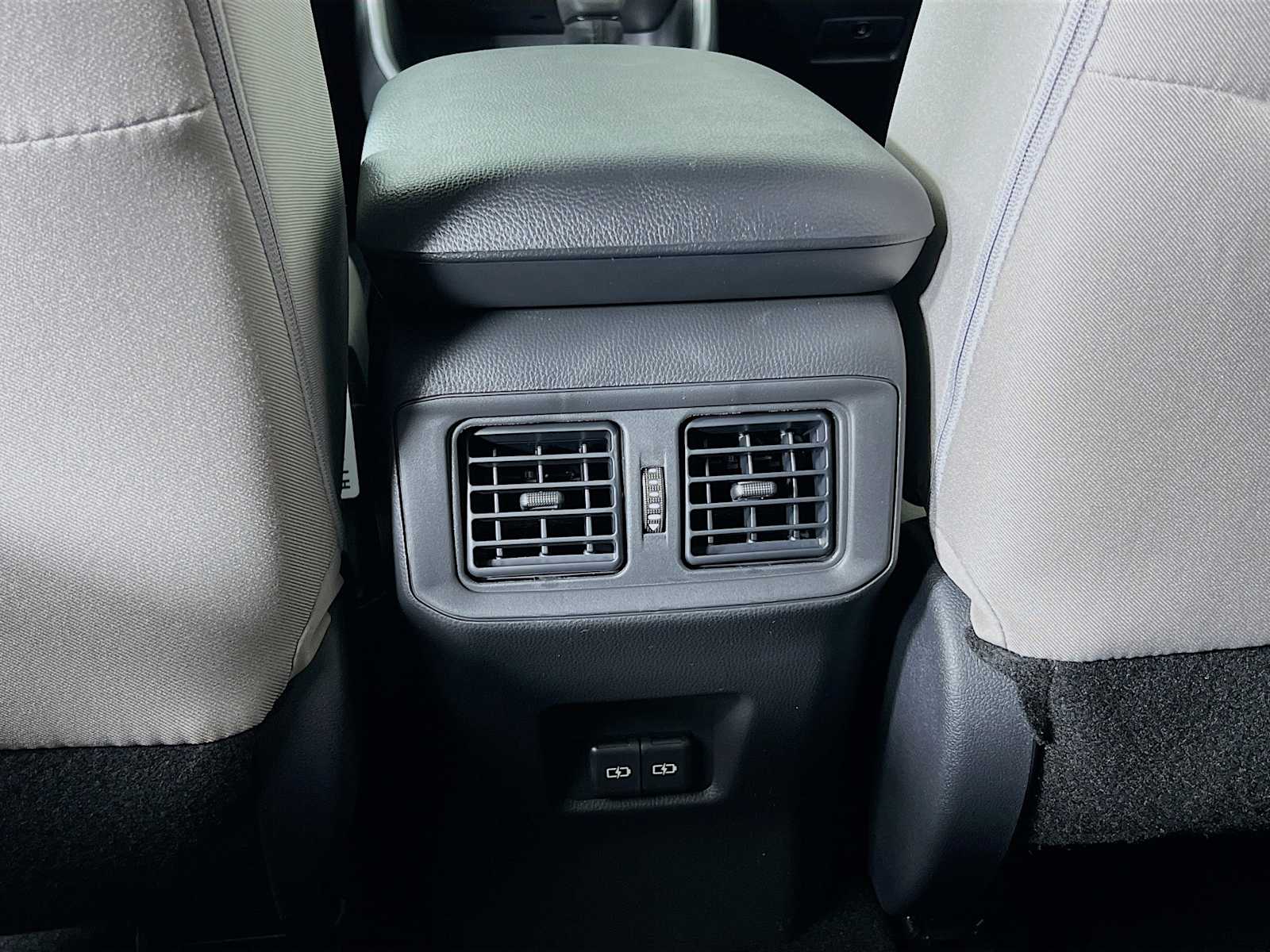 2025 Toyota RAV4 XLE - Photo 14