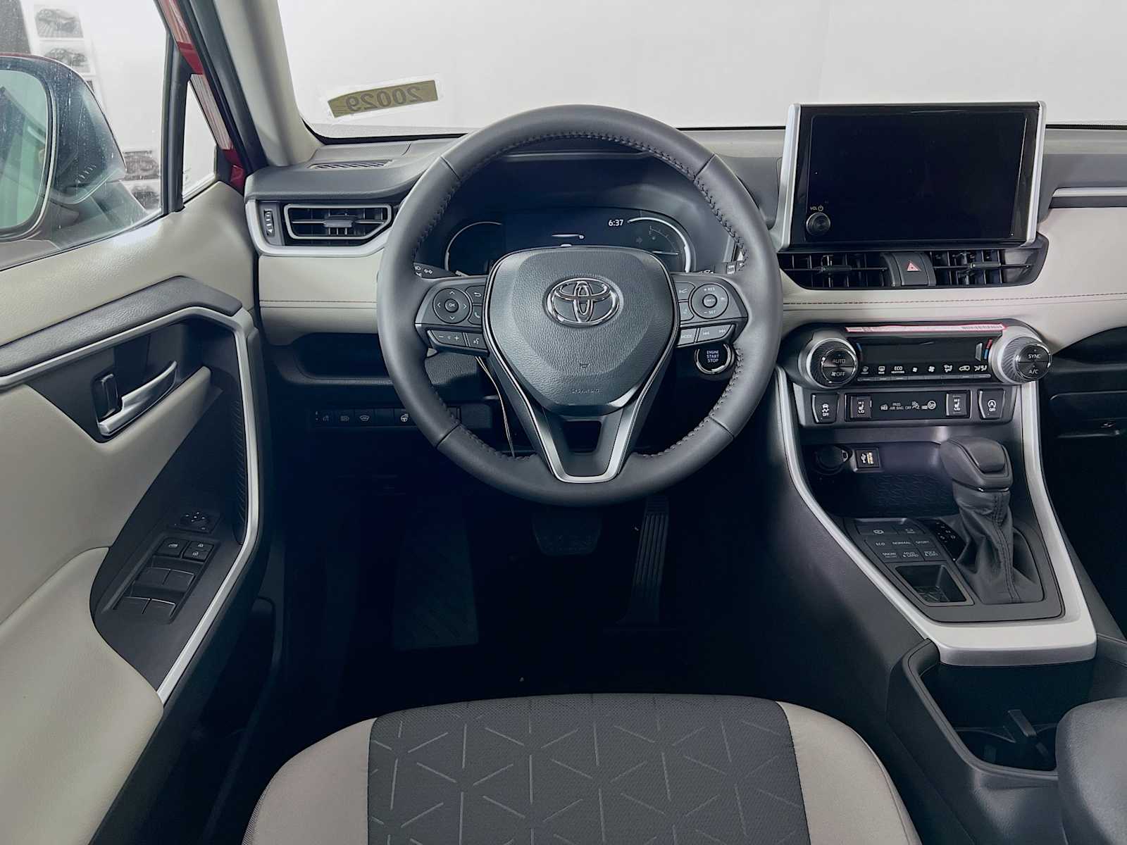 2025 Toyota RAV4 XLE - Photo 15