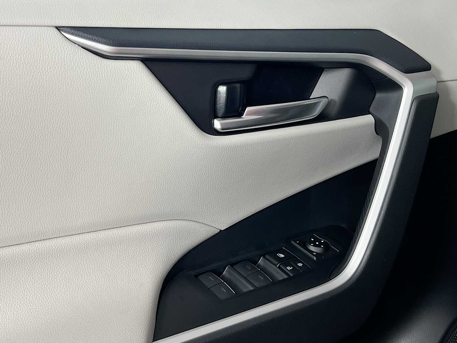2025 Toyota RAV4 XLE - Photo 16