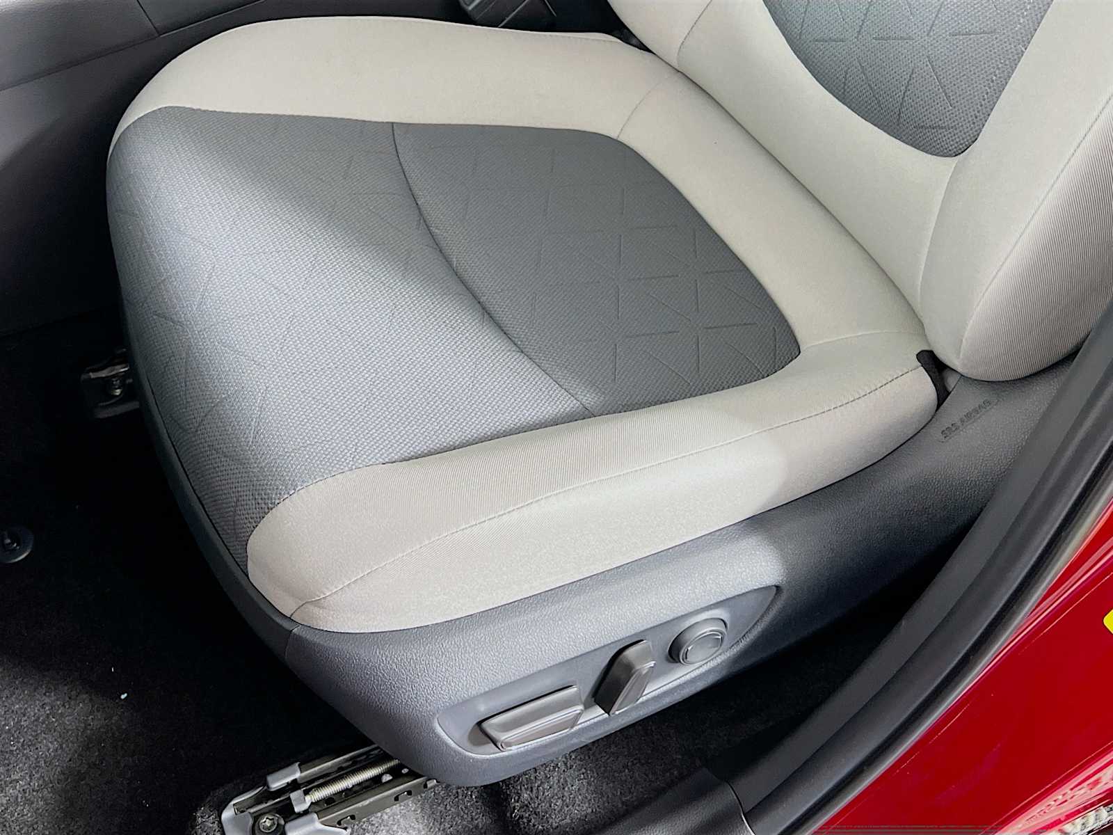2025 Toyota RAV4 XLE - Photo 17