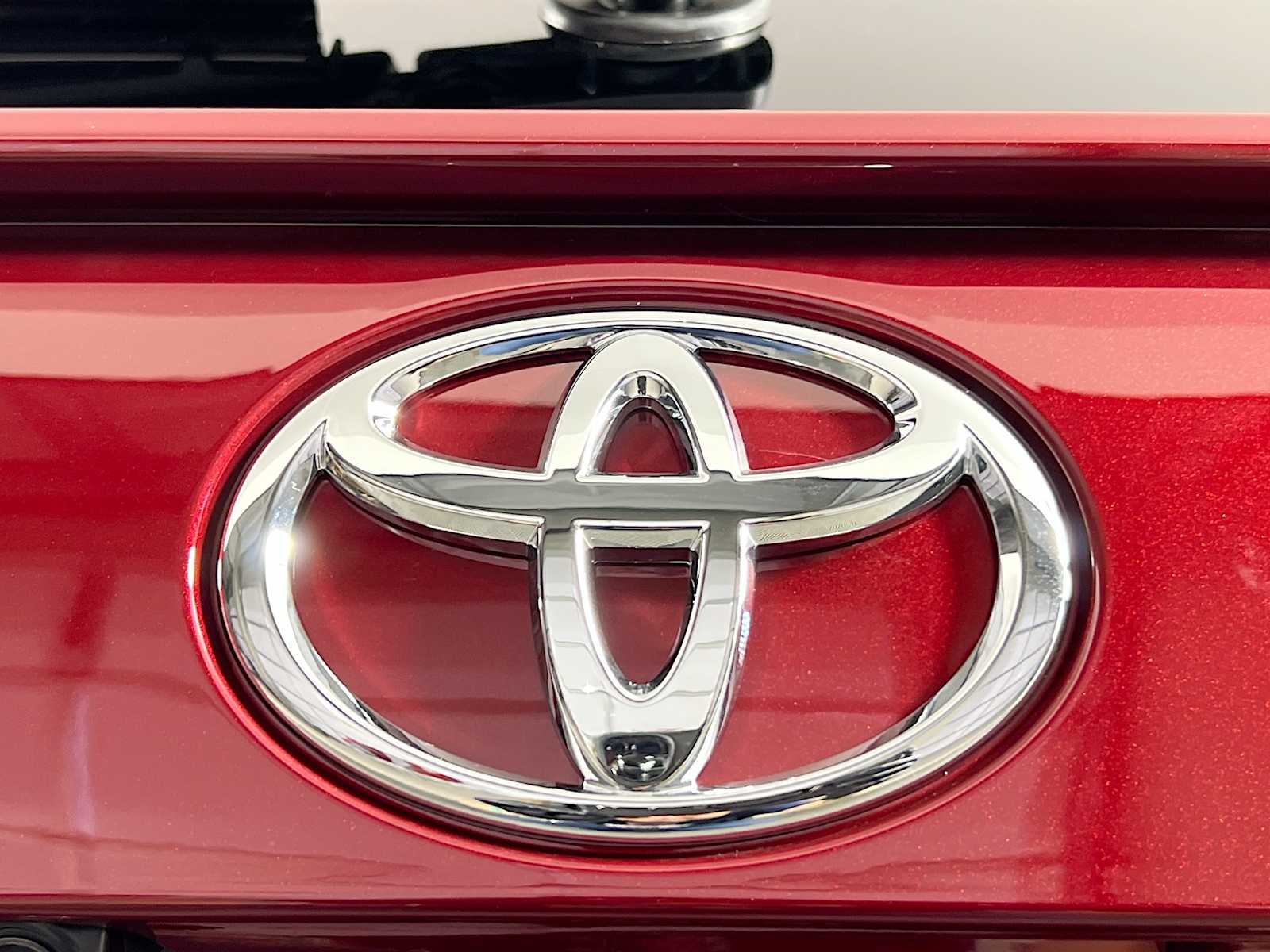 2025 Toyota RAV4 XLE - Photo 18