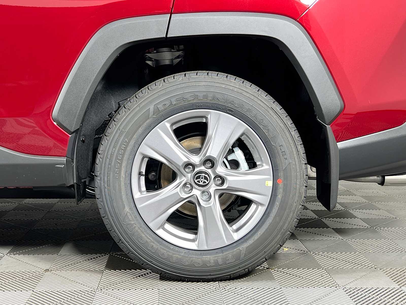 2025 Toyota RAV4 XLE - Photo 19