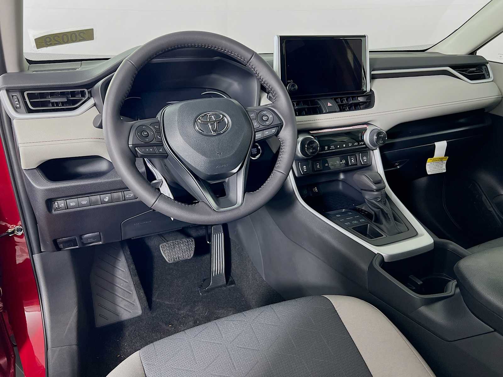 2025 Toyota RAV4 XLE - Photo 6