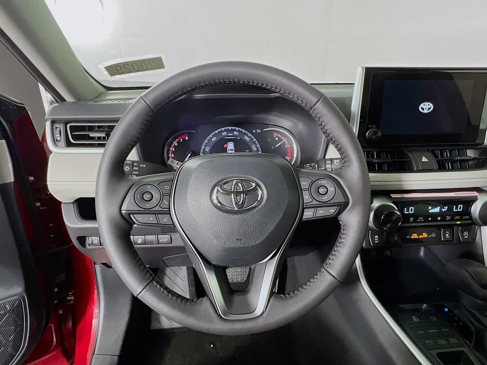 2025 Toyota RAV4 XLE - Photo 7