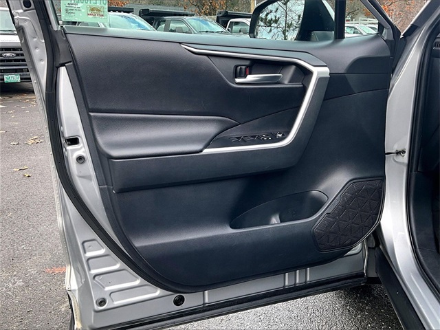 2019 Toyota RAV4 Hybrid XLE - Photo 19