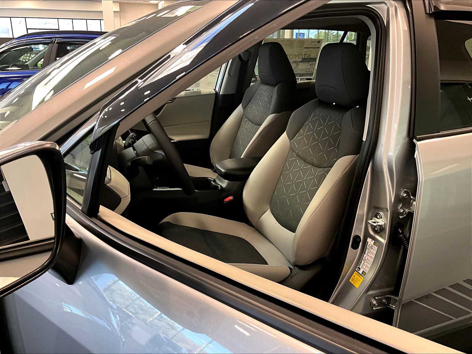 2025 Toyota RAV4 XLE - Photo 11