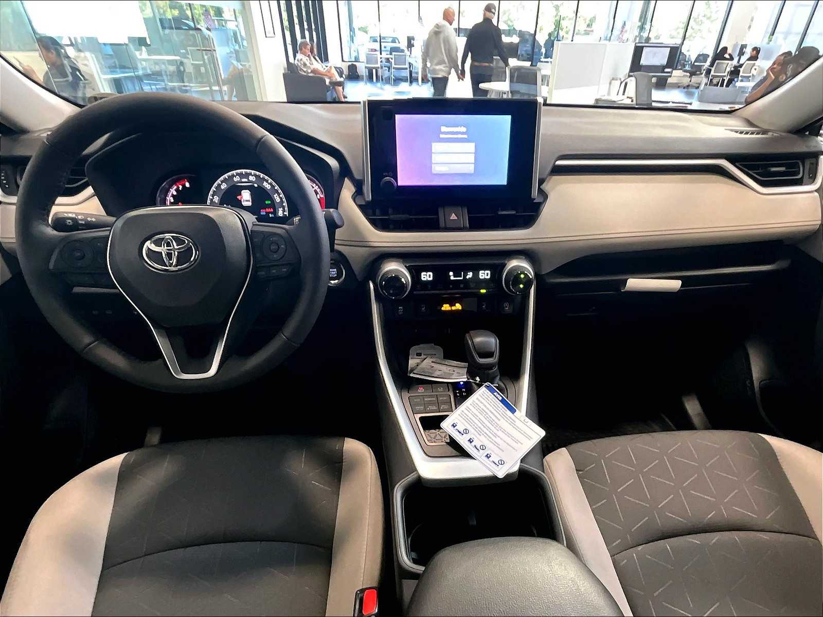 2025 Toyota RAV4 XLE - Photo 12