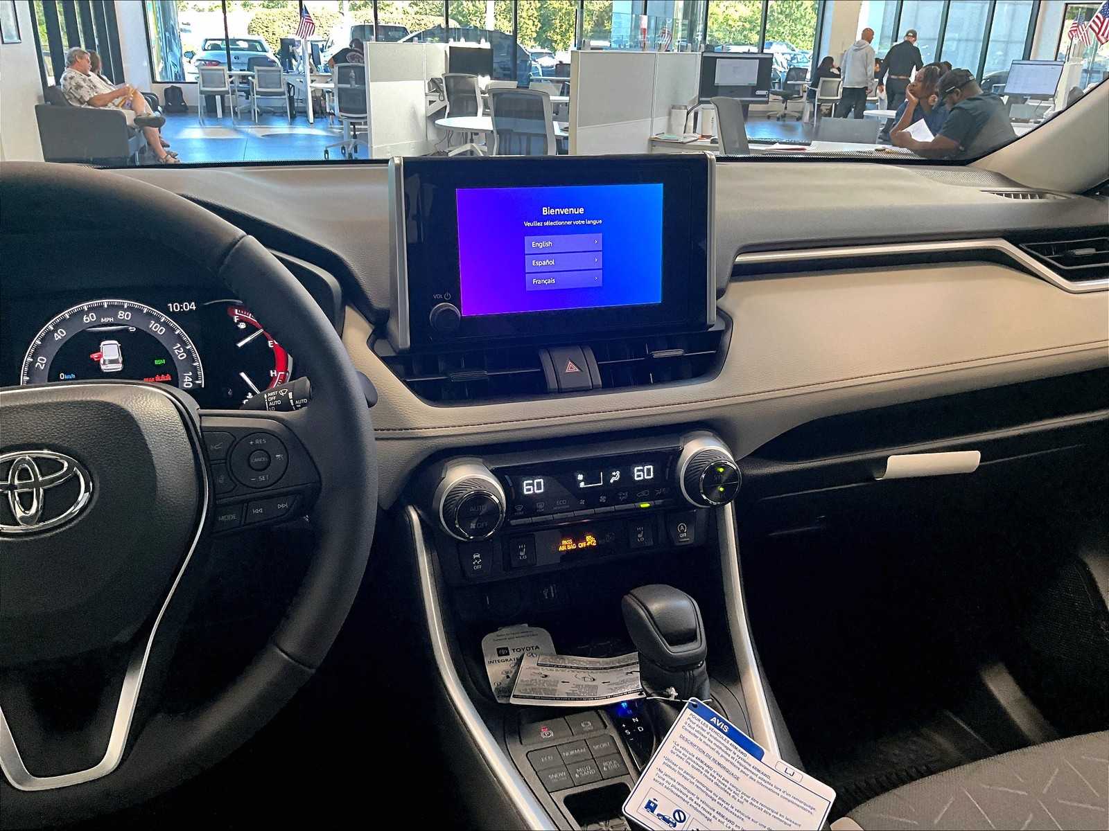 2025 Toyota RAV4 XLE - Photo 13
