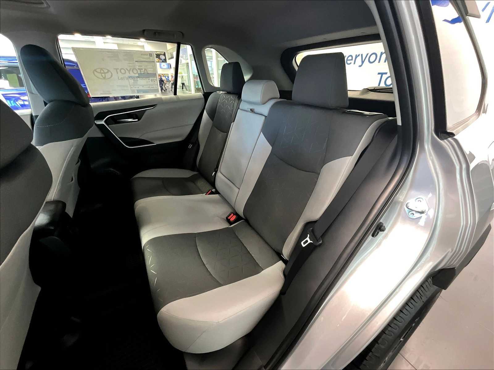 2025 Toyota RAV4 XLE - Photo 15