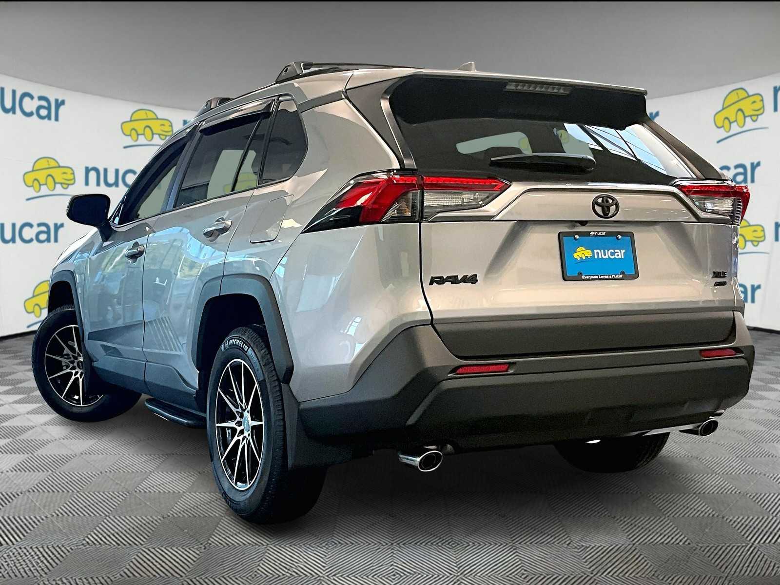 2025 Toyota RAV4 XLE - Photo 5