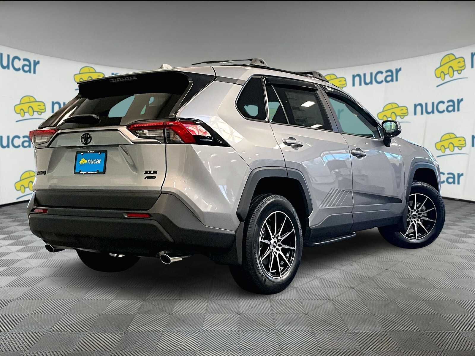 2025 Toyota RAV4 XLE - Photo 7