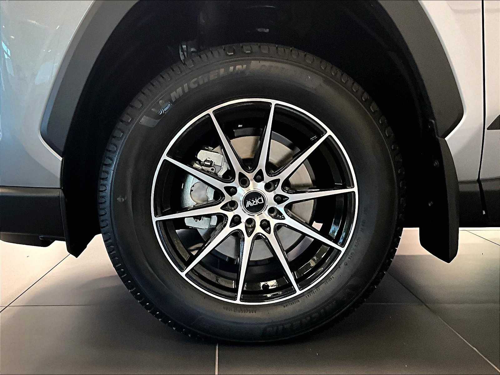 2025 Toyota RAV4 XLE - Photo 8
