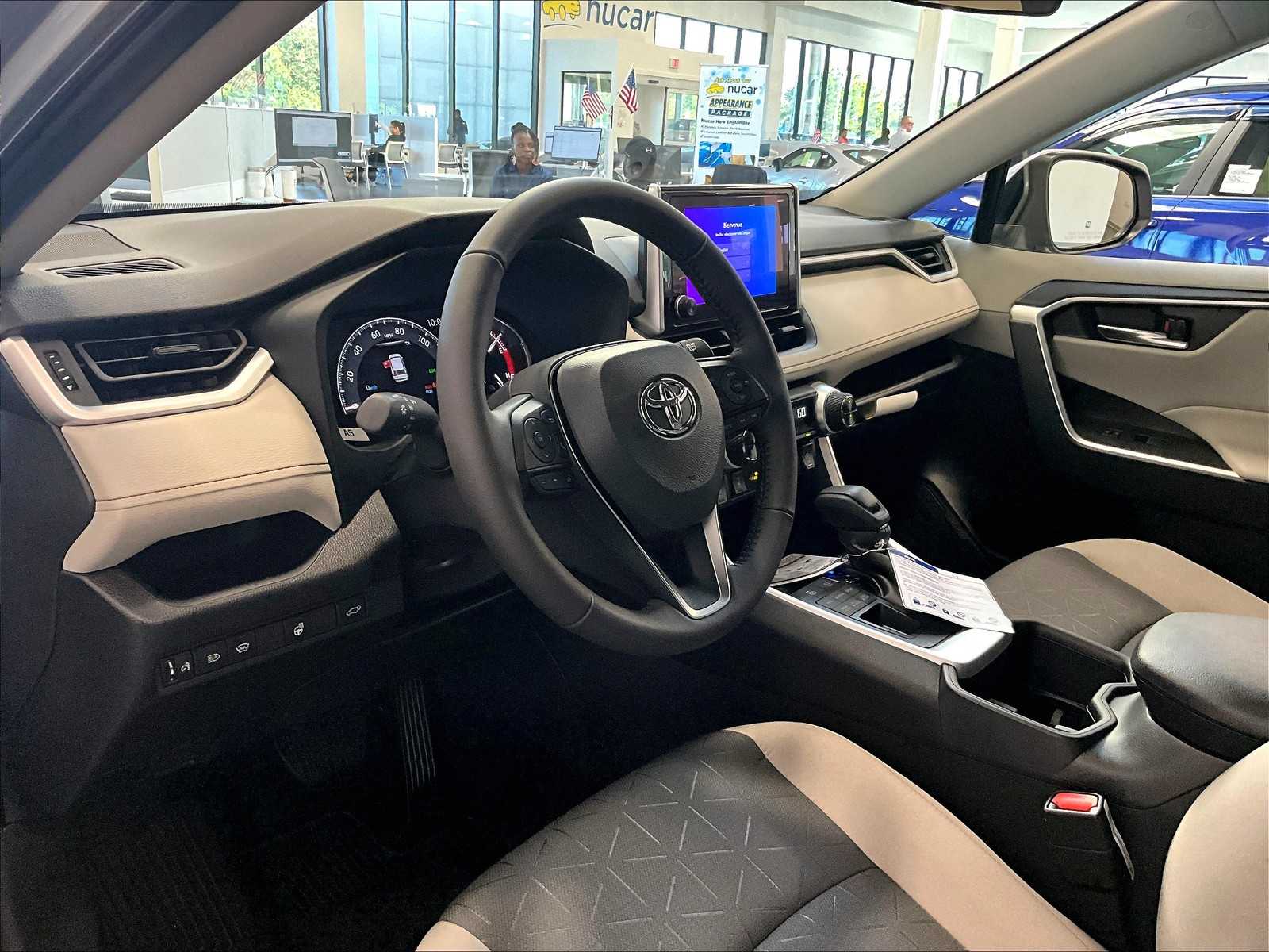 2025 Toyota RAV4 XLE - Photo 9