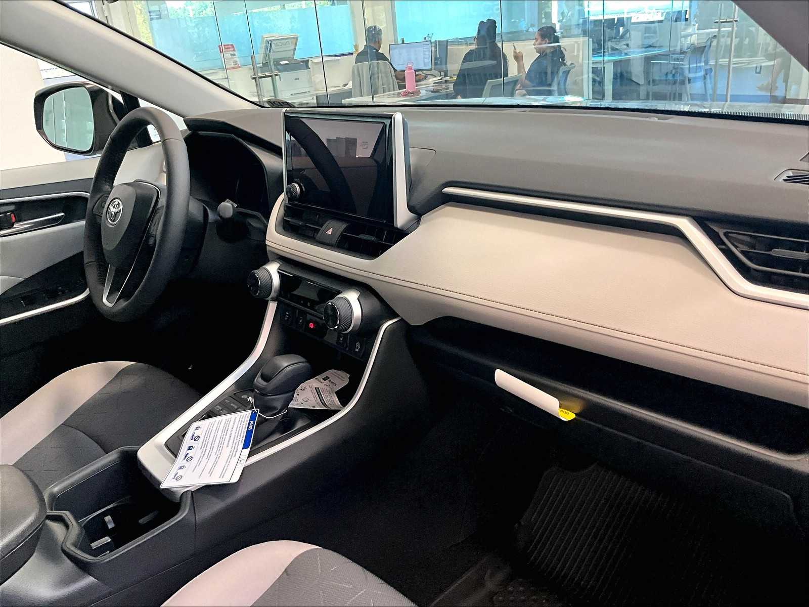 2025 Toyota RAV4 XLE - Photo 10