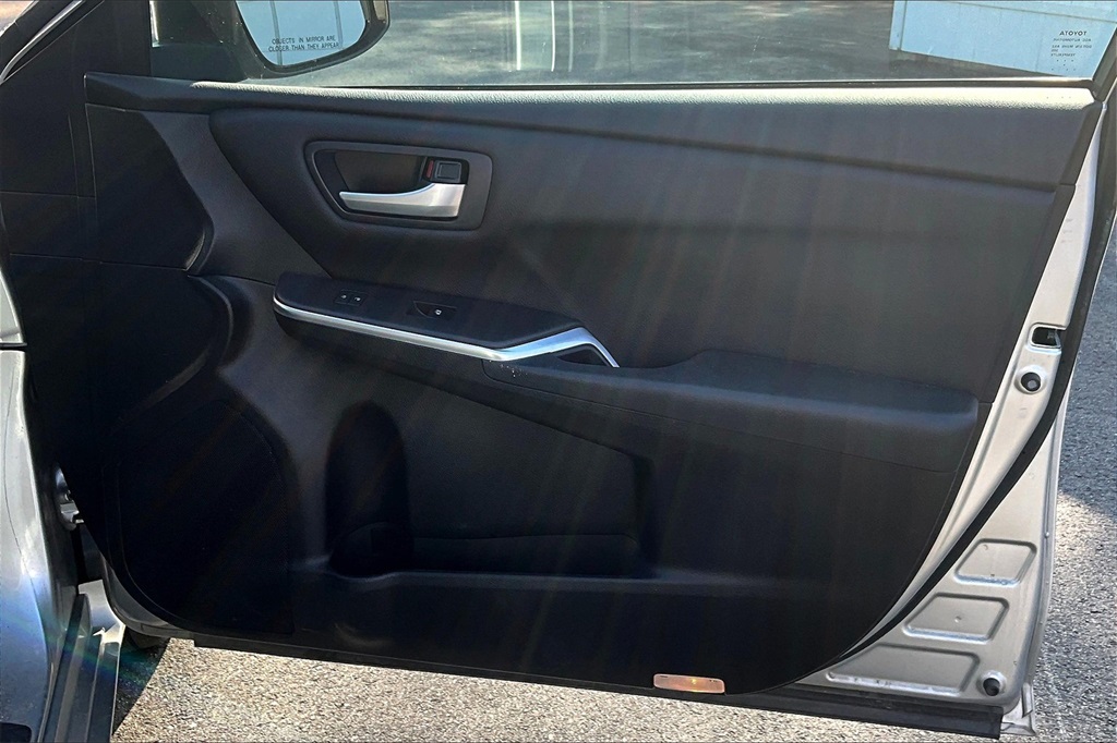 2017 Toyota Camry SE - Photo 12