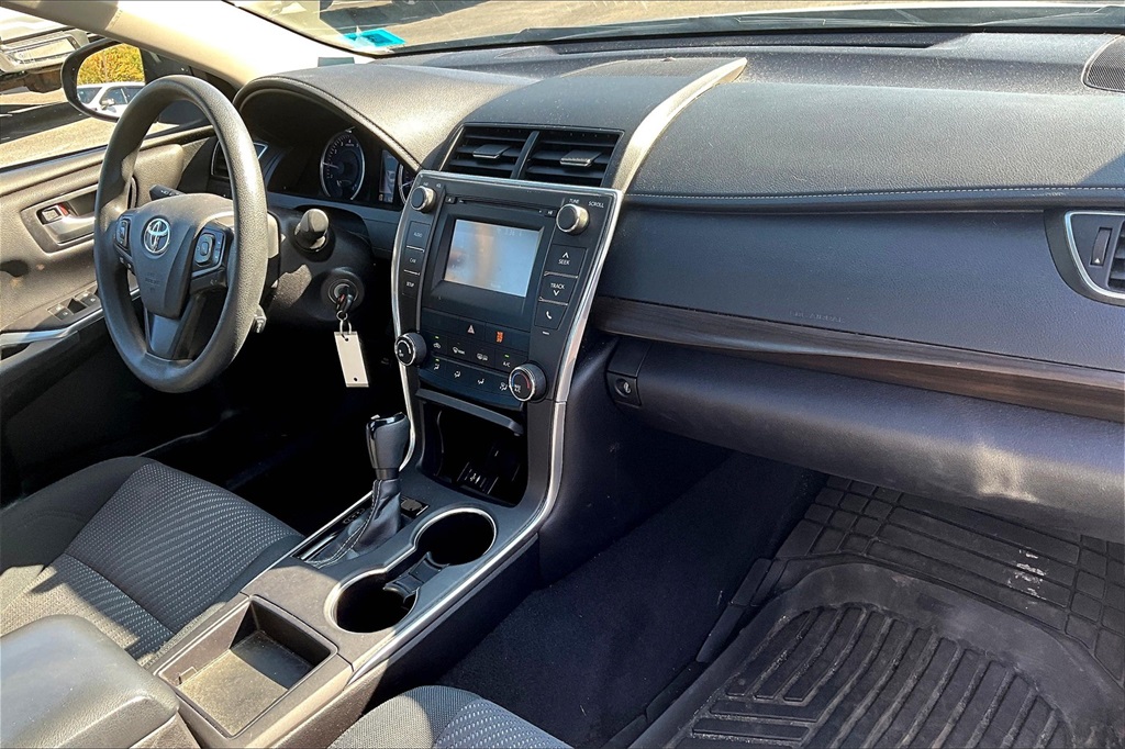 2017 Toyota Camry SE - Photo 14