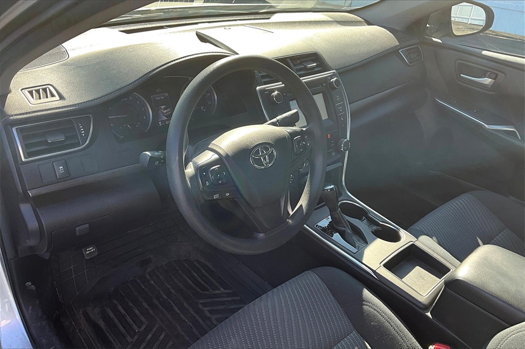 2017 Toyota Camry SE - Photo 8