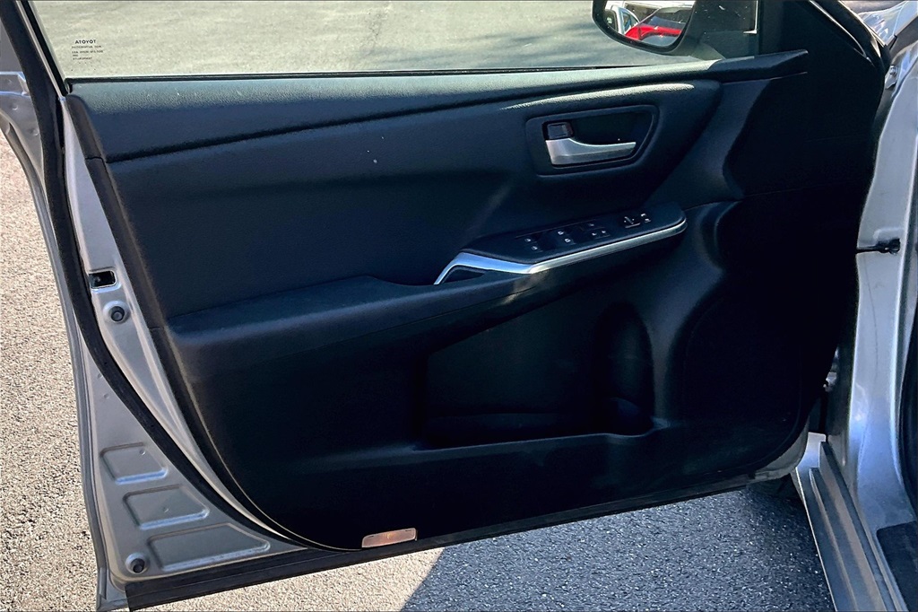 2017 Toyota Camry SE - Photo 9