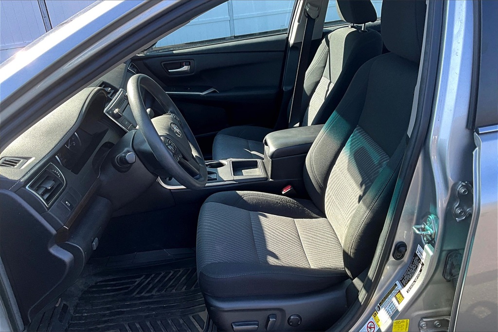 2017 Toyota Camry SE - Photo 10