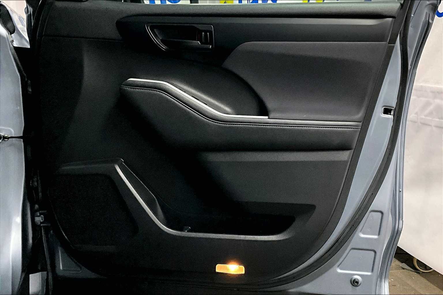 2022 Toyota Highlander LE - Photo 12
