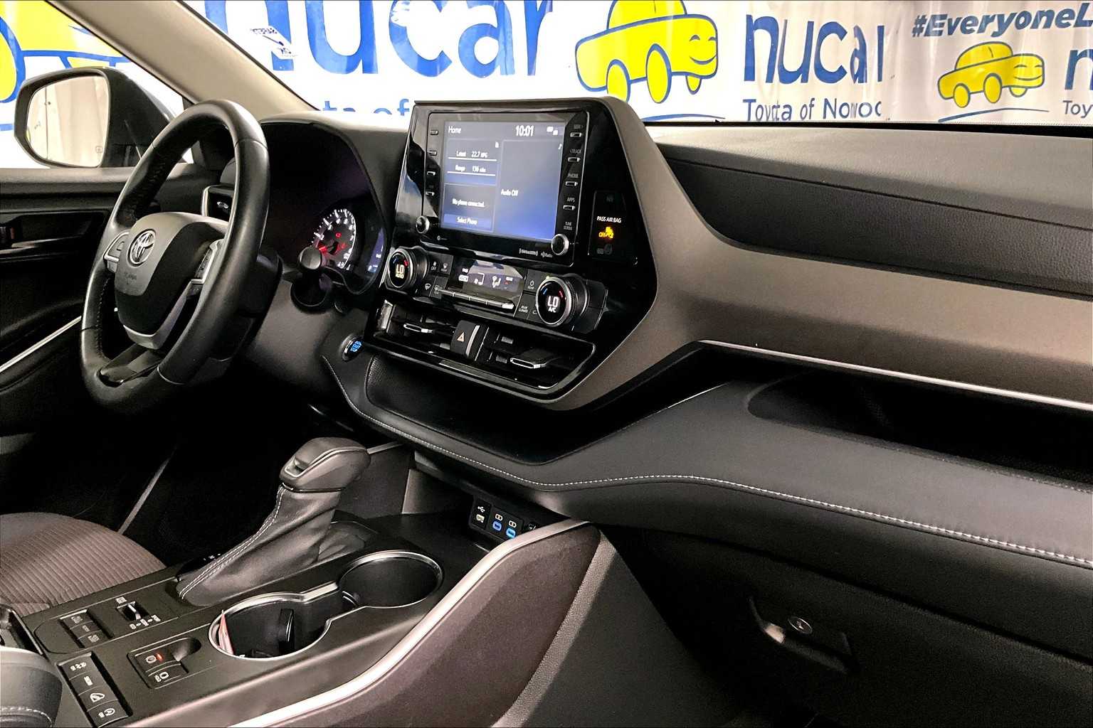 2022 Toyota Highlander LE - Photo 14