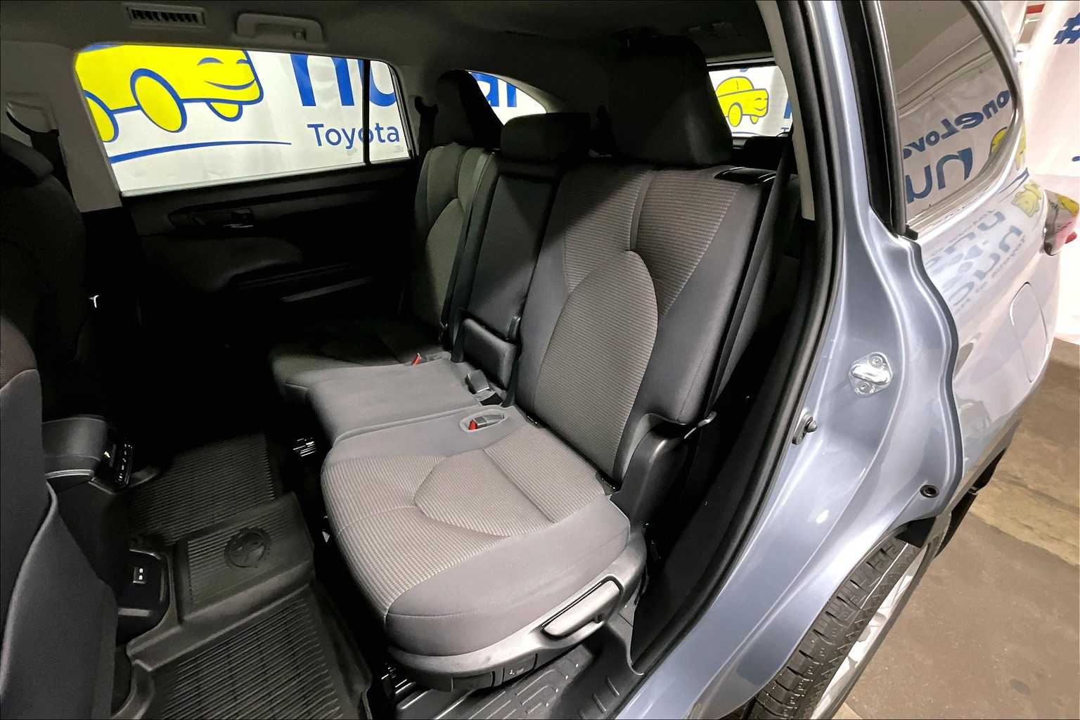 2022 Toyota Highlander LE - Photo 15