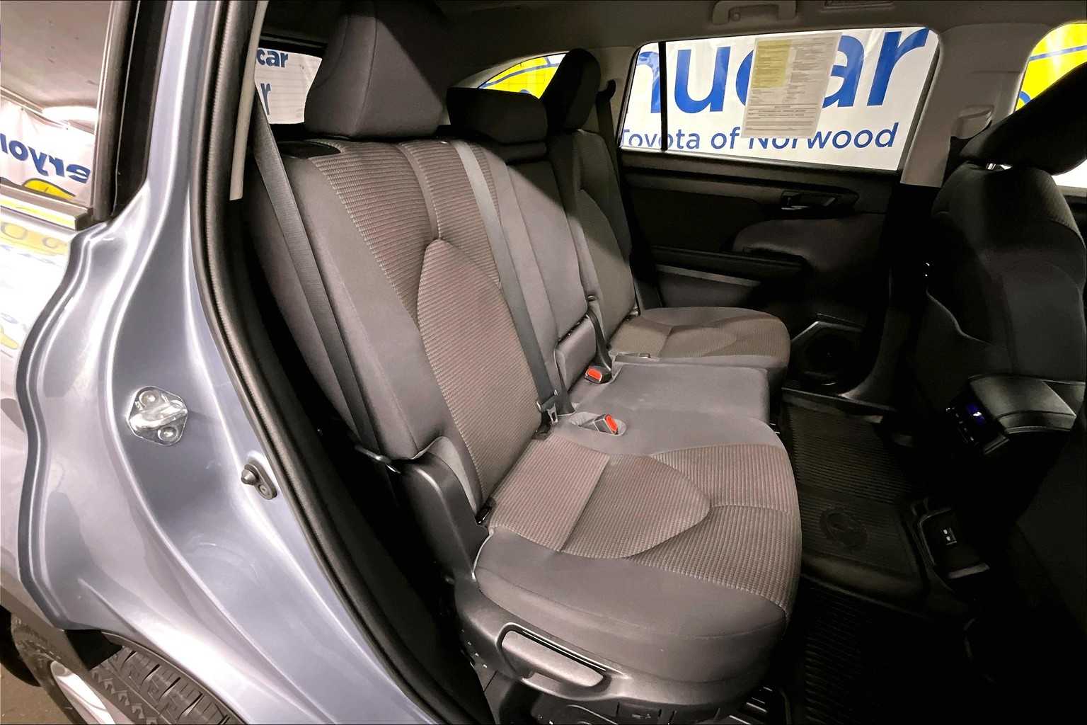 2022 Toyota Highlander LE - Photo 16