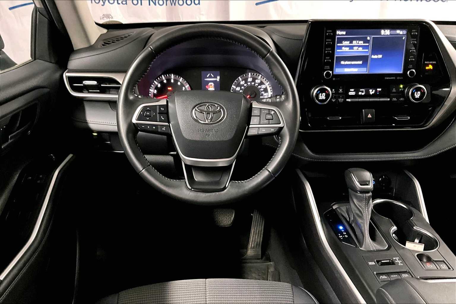 2022 Toyota Highlander LE - Photo 18