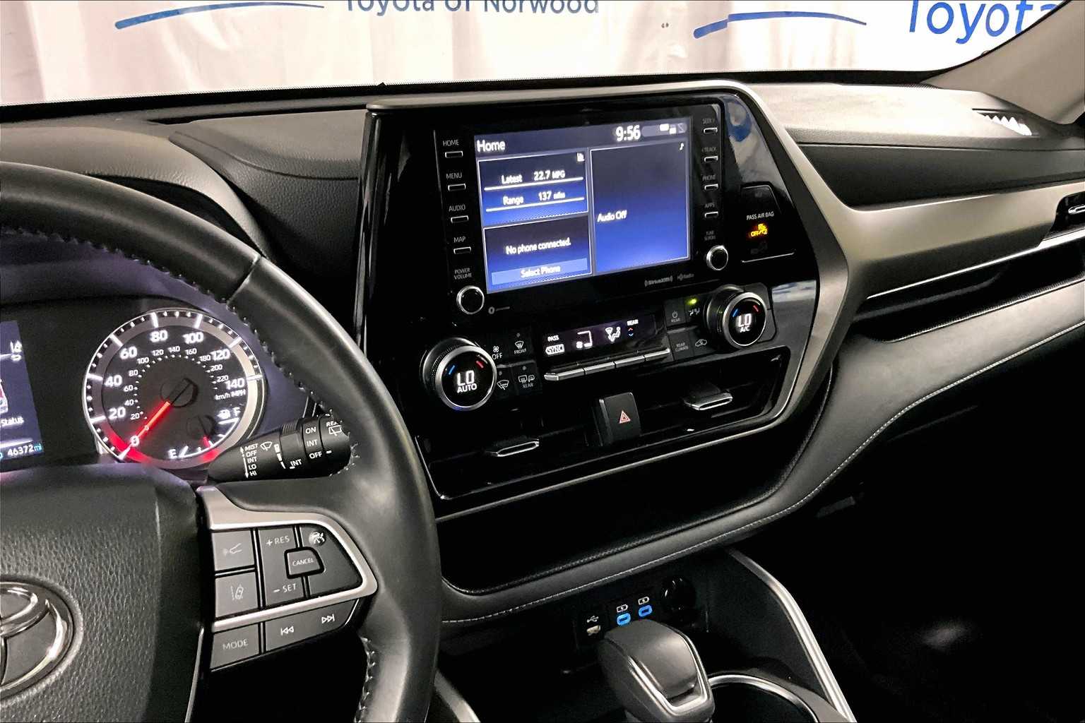 2022 Toyota Highlander LE - Photo 19