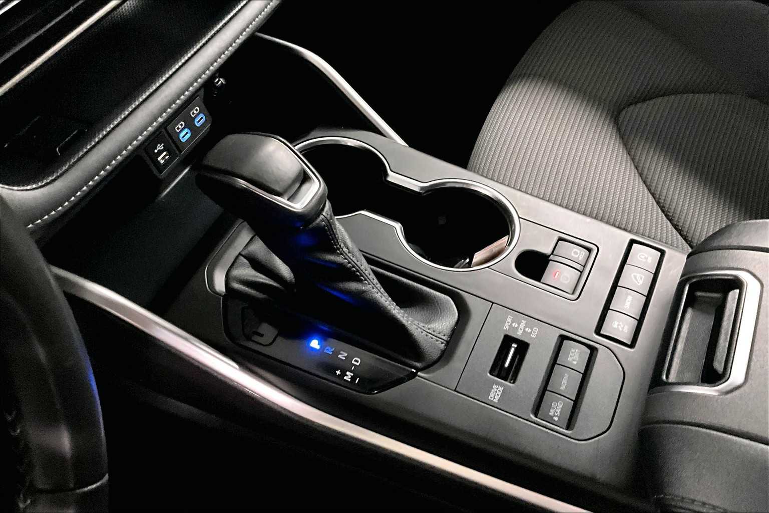 2022 Toyota Highlander LE - Photo 21