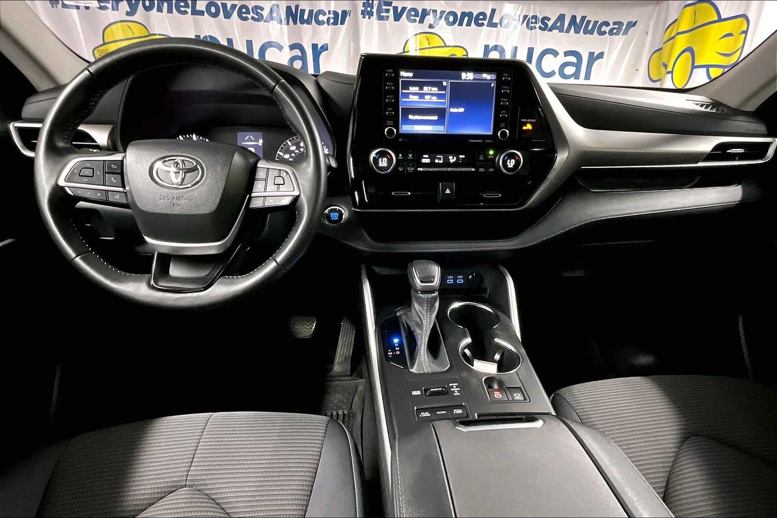 2022 Toyota Highlander LE - Photo 22