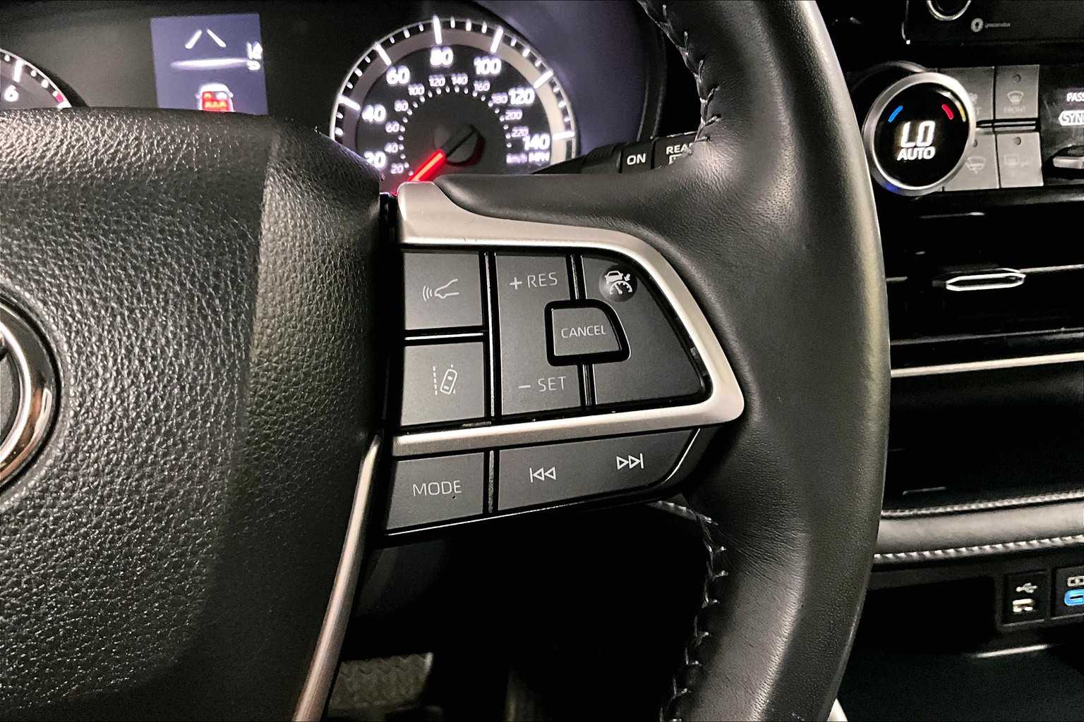 2022 Toyota Highlander LE - Photo 24