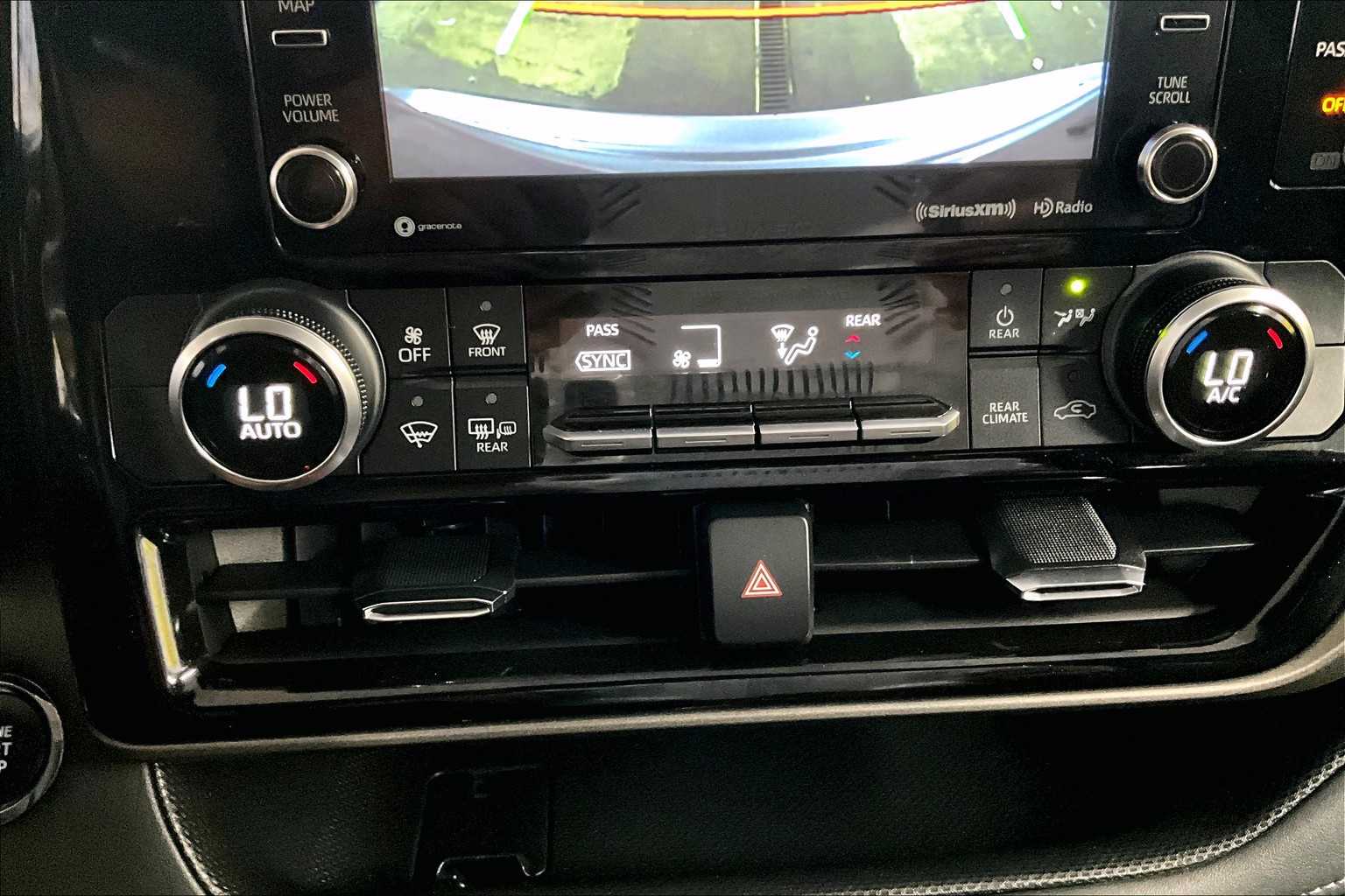 2022 Toyota Highlander LE - Photo 26