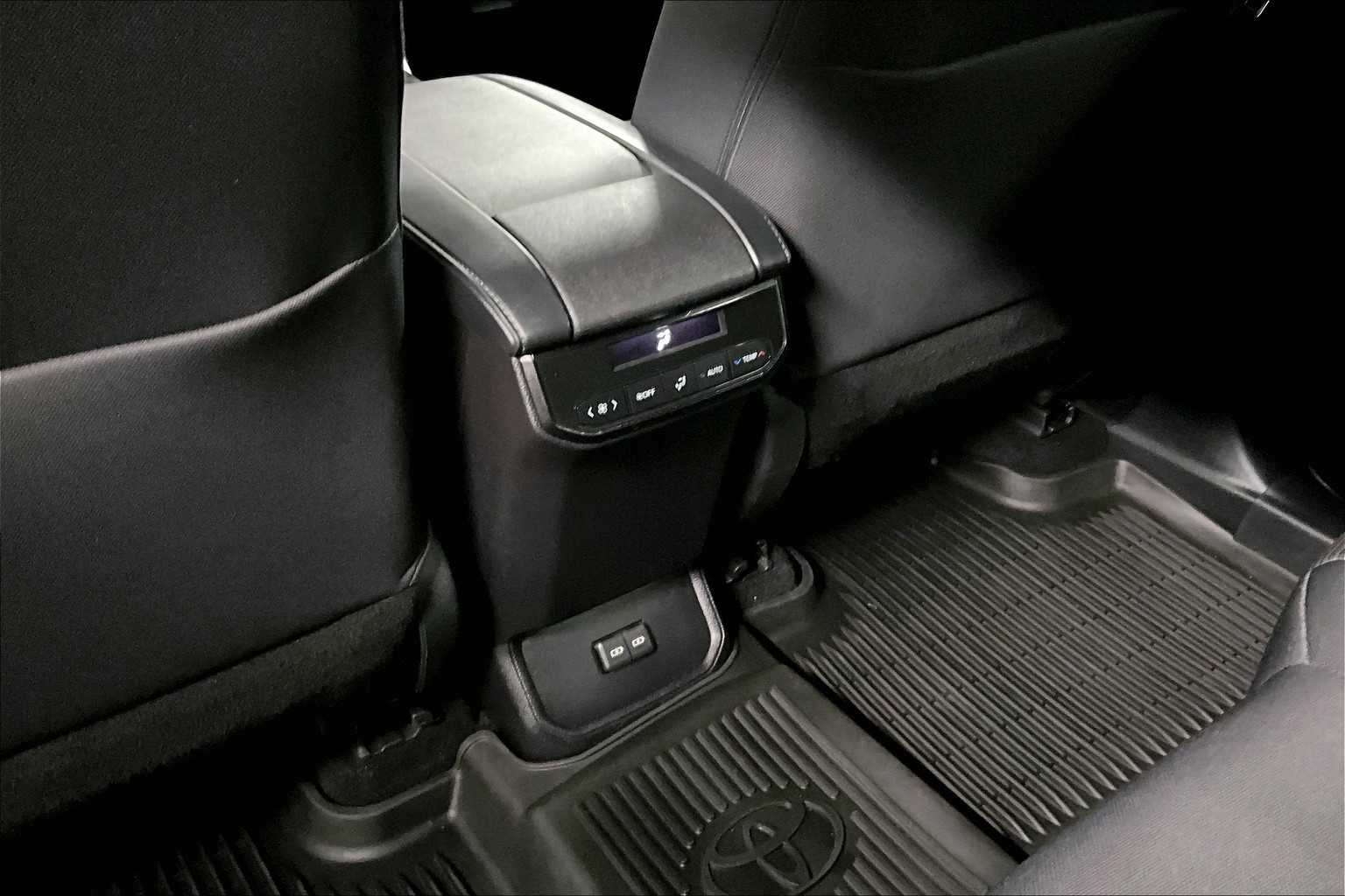 2022 Toyota Highlander LE - Photo 28