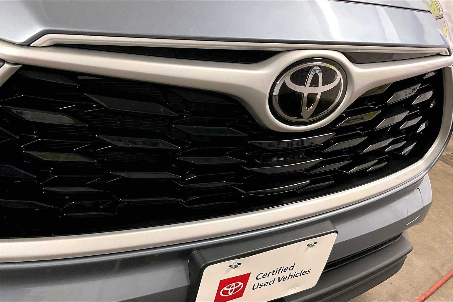 2022 Toyota Highlander LE - Photo 32