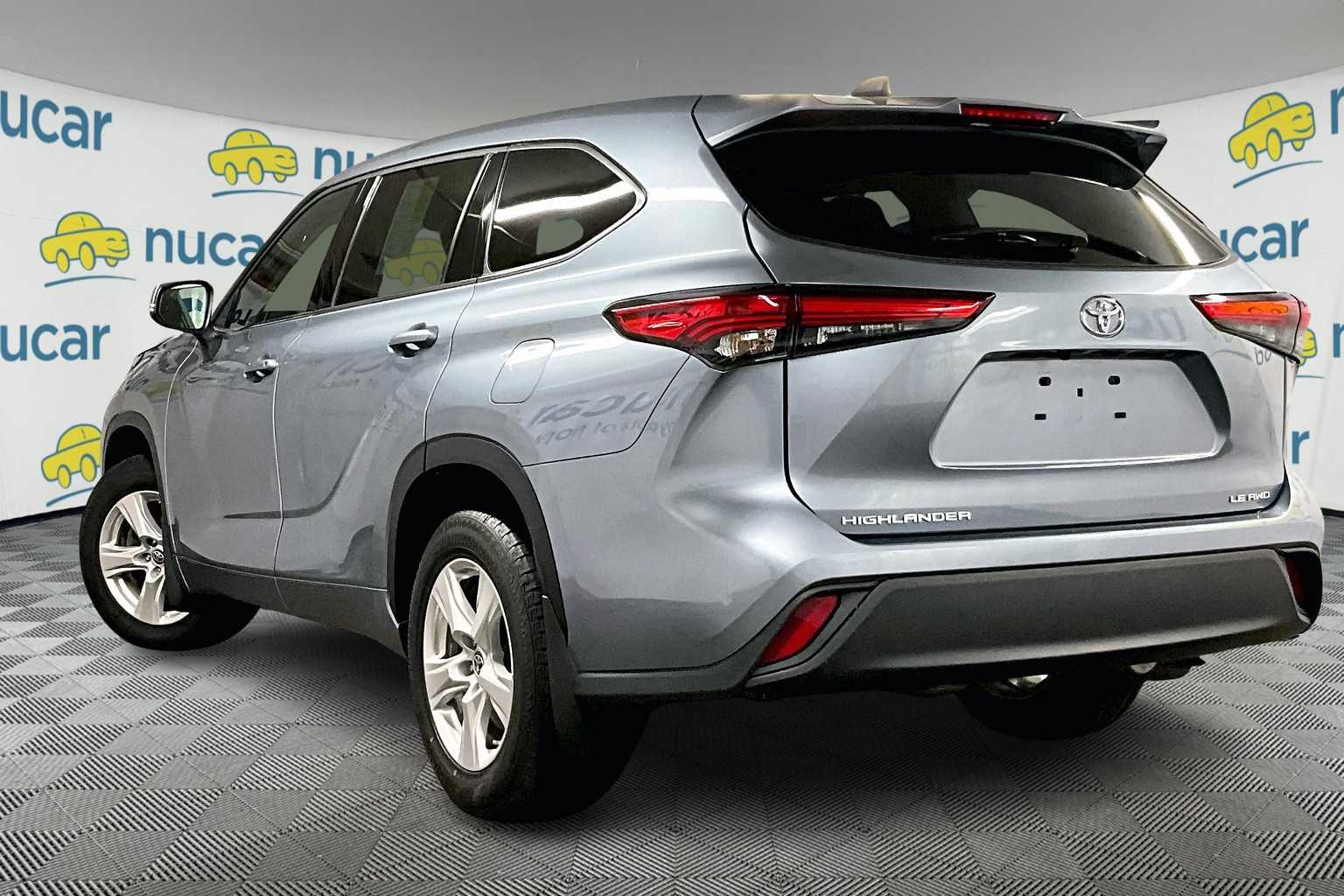 2022 Toyota Highlander LE - Photo 4