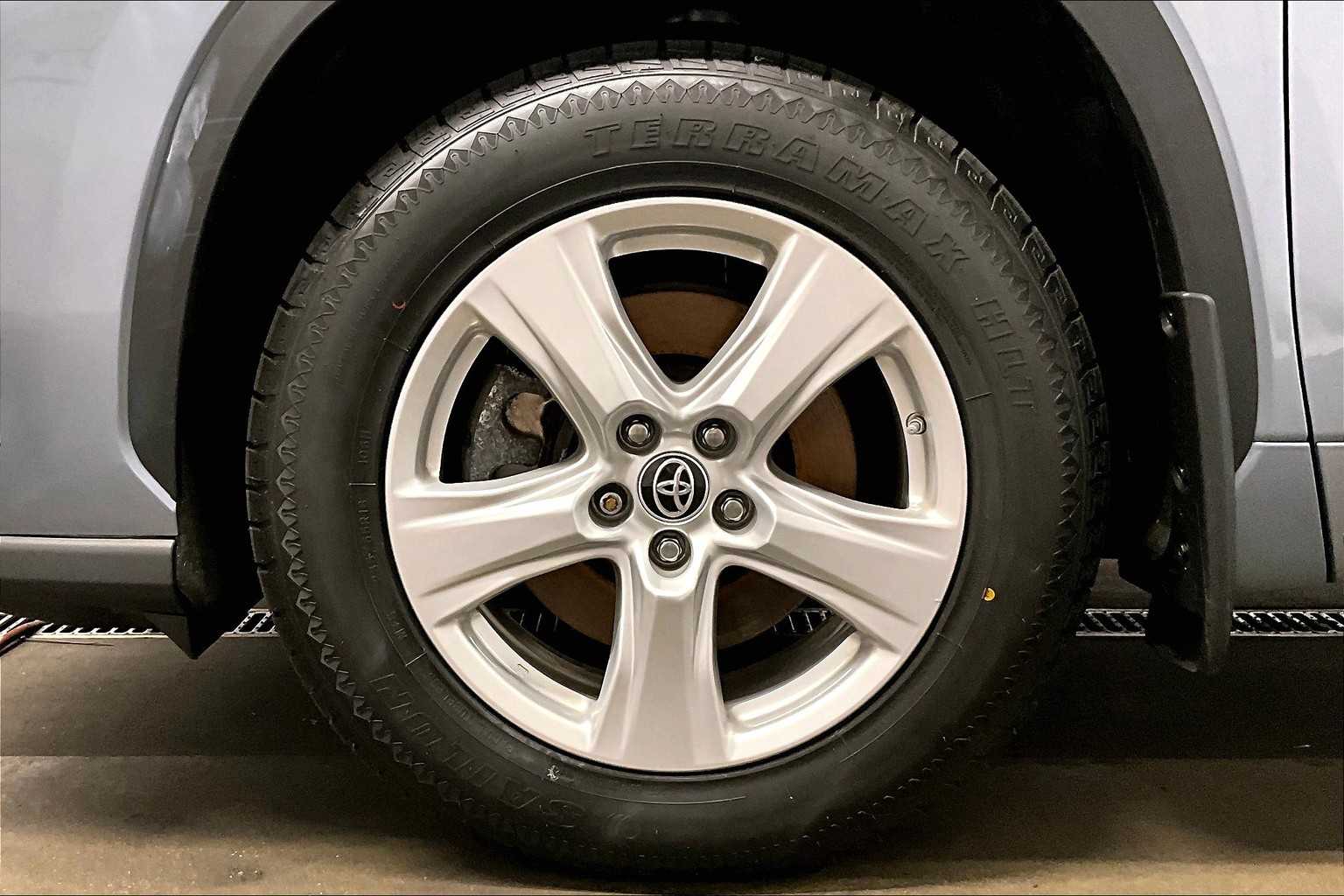 2022 Toyota Highlander LE - Photo 7