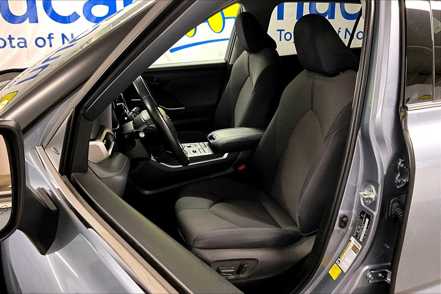 2022 Toyota Highlander LE - Photo 10